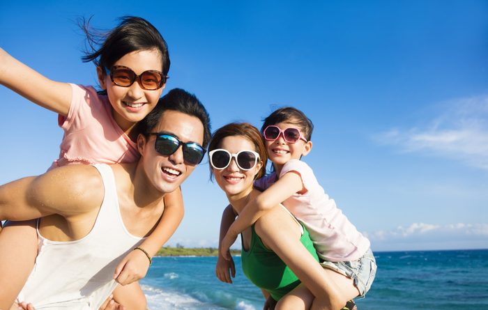 Sunglasses myths - Family wearing sunglasses on beach
