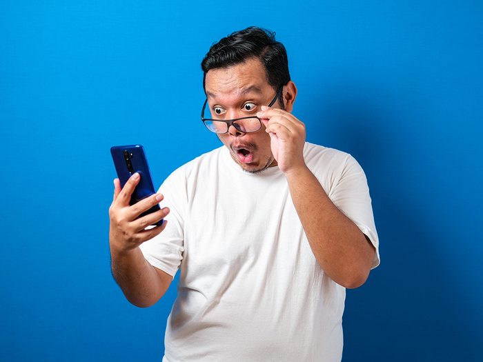 Hilarious tweets - funny guy checking phone