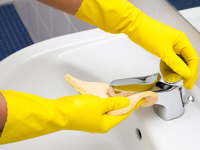 Tips from professional cleaners - Person cleaning sink