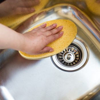 Tips from professional cleaners - Woman cleaning sink