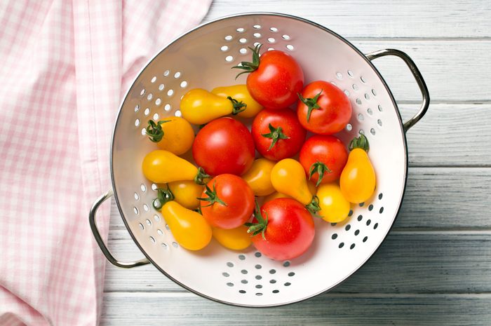 Ways to cook everything faster - Washing vegetables in colander