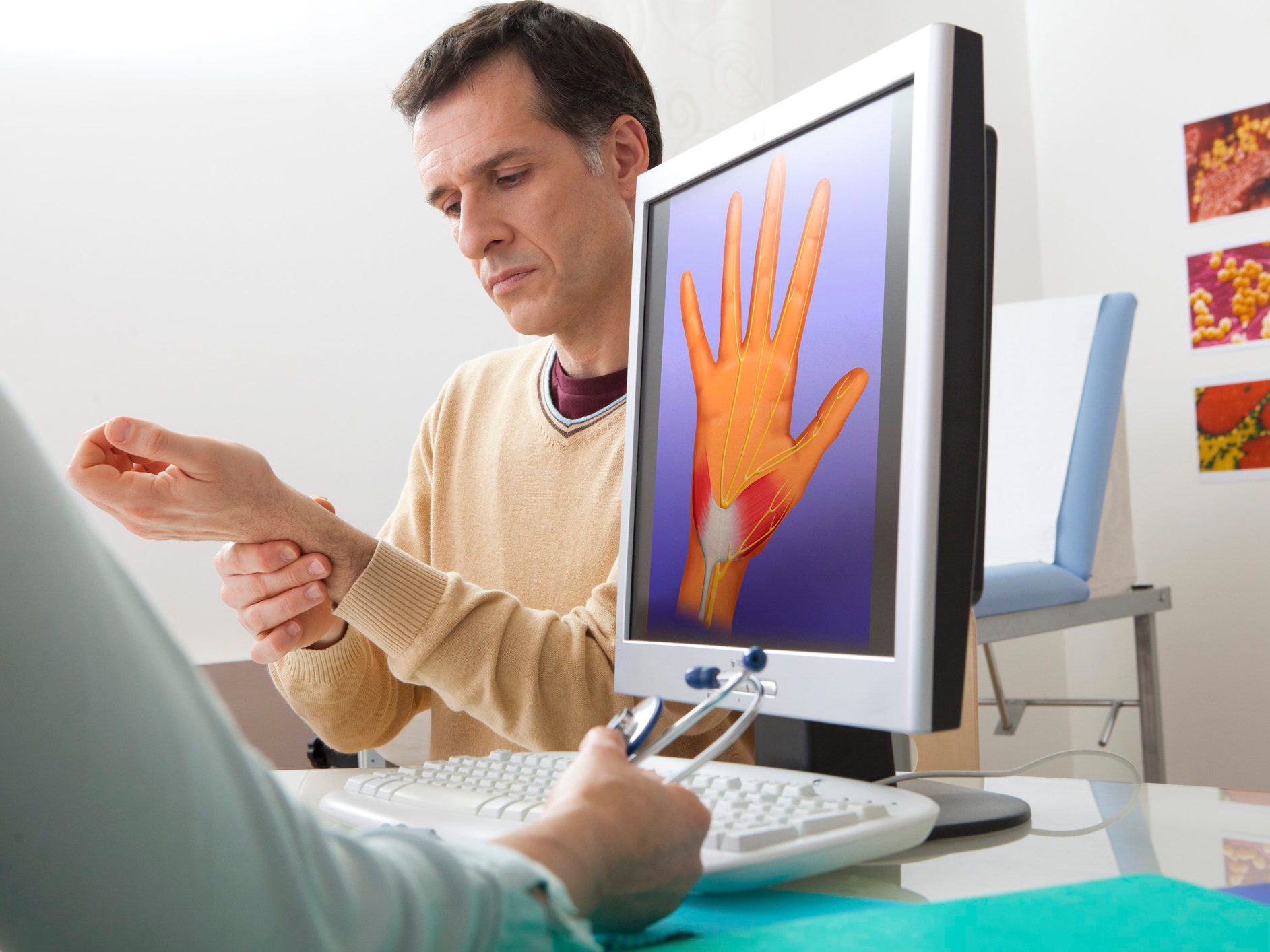 What you need to know about carpal tunnel syndrome - Orthopedics consultation man