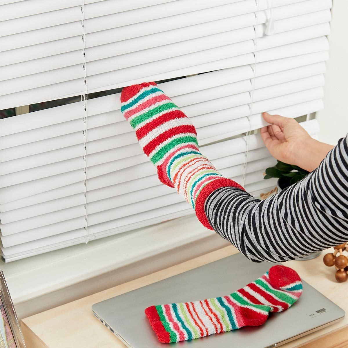 sock to clean window blinds