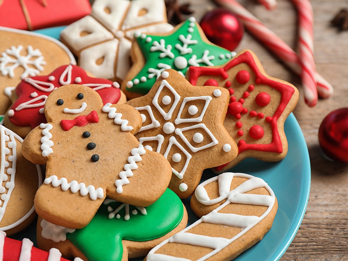 Decorating Christmas cookies
