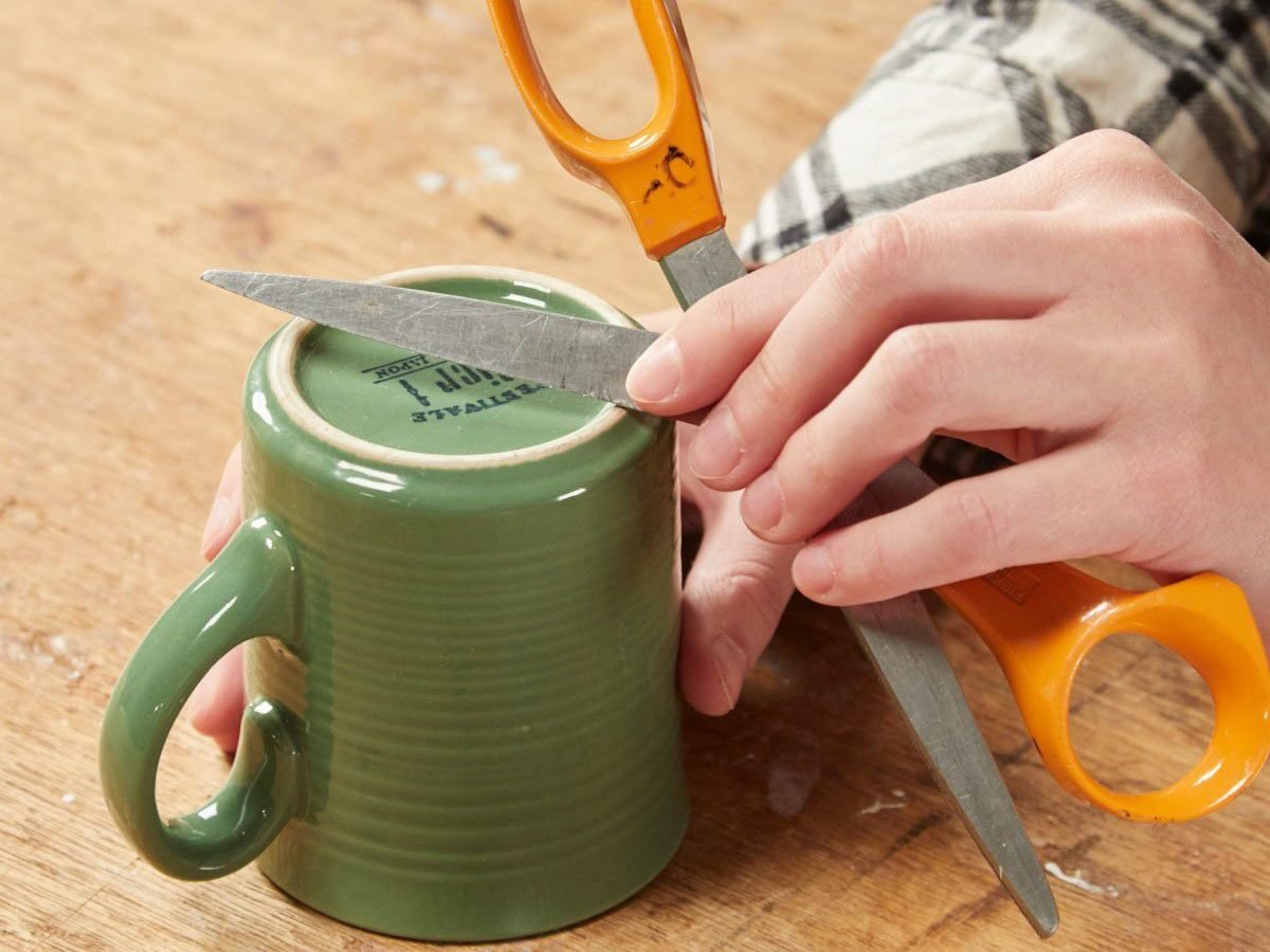Coffee mug sharpen scissors