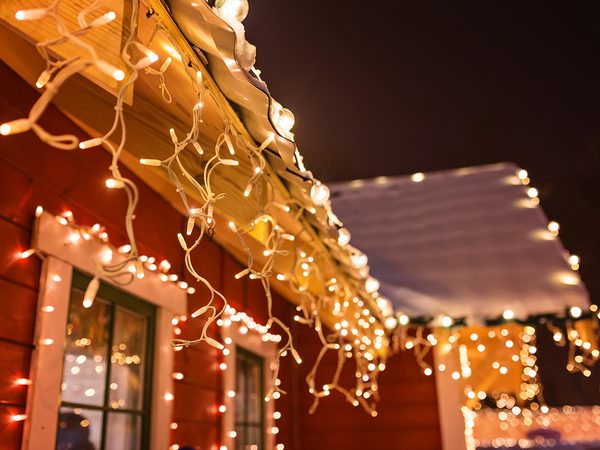 The Best Tips for Putting Up Outdoor Christmas Lights | Reader's Digest