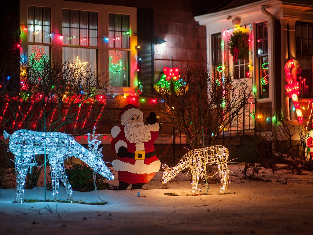 The Best Tips for Putting Up Outdoor Christmas Lights | Reader's Digest