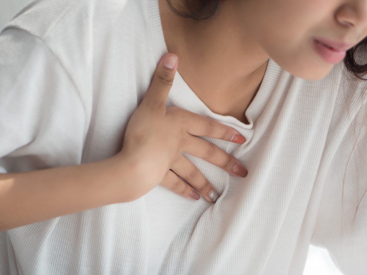 Burping signs - Woman experiencing chest pains