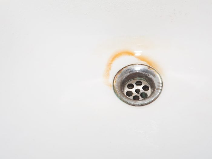 How to clean a bathroom - rust in tub drain