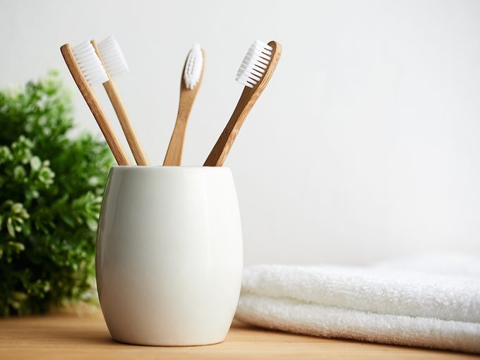 How often you should replace your toothbrush - toothbrushes in cup