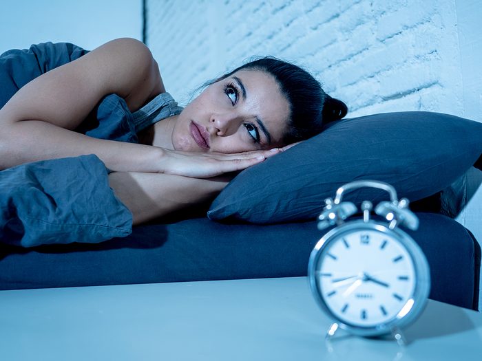 Natural ways to fall asleep fast - woman can't sleep