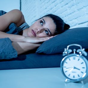 Natural ways to fall asleep fast - woman can't sleep