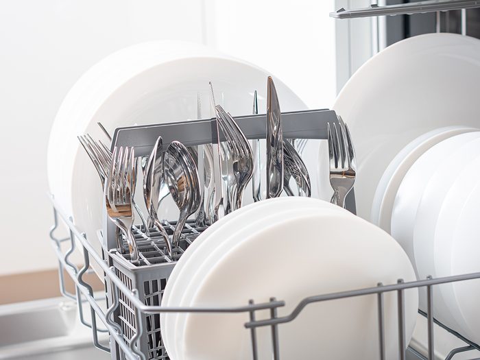 How to arrange utensils in dishwasher