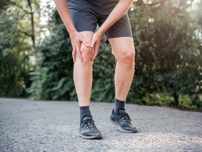 Tendinopathy vs. bursitis - man with sore knee