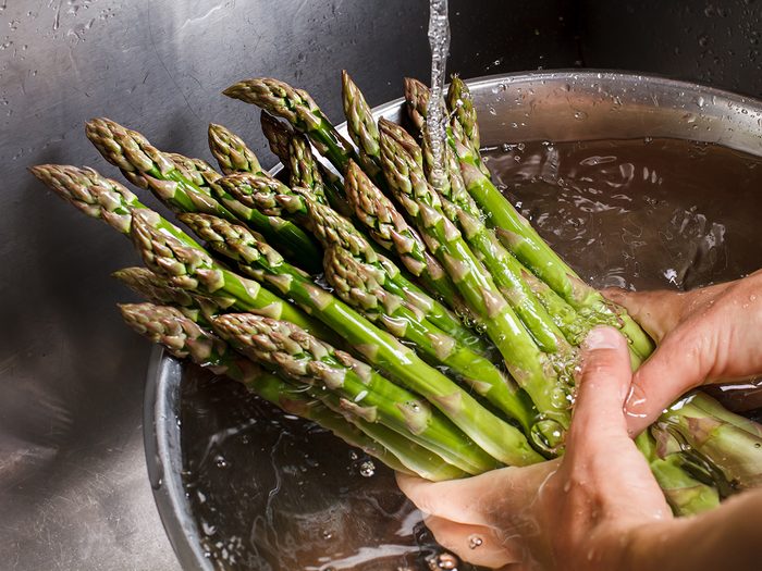Does Asparagus Make Pee Smell - rinsing asparagus