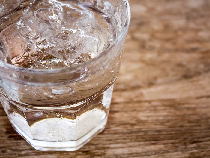 Best foods for metabolism - glass of ice water 
