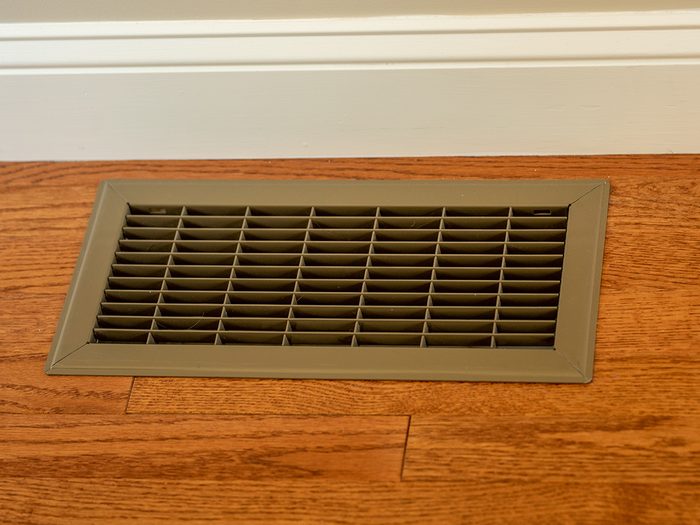 Cleaning floor vent