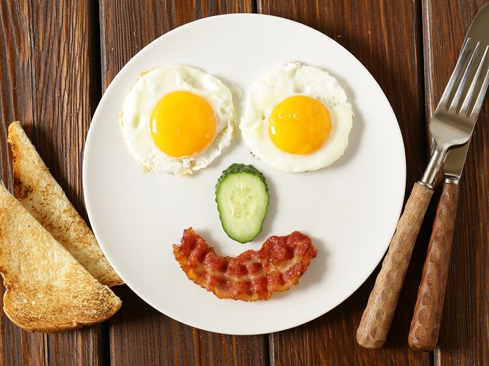 Funny food tweets - breakfast face with eggs and bacon