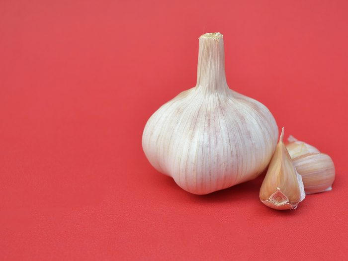 Foods you should be eating raw - garlic