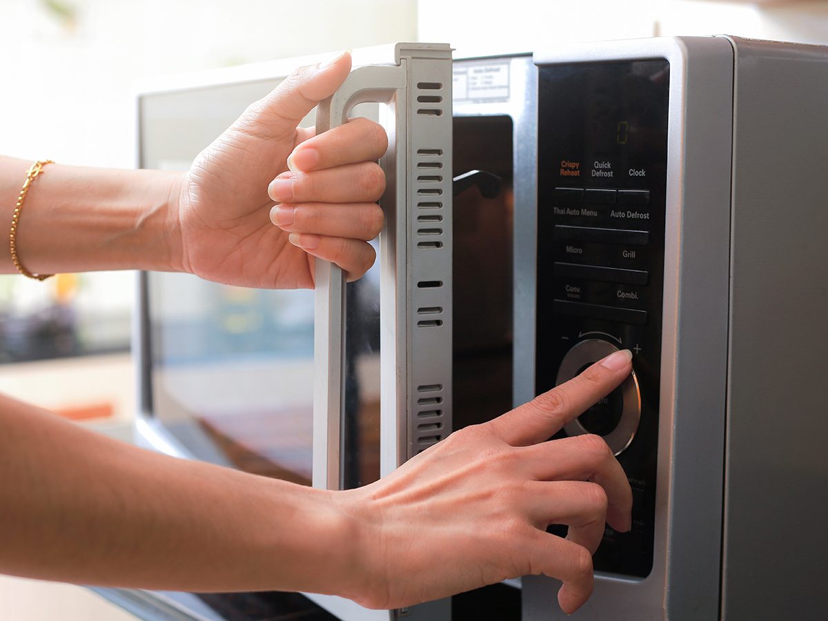 https://www.readersdigest.ca/wp-content/uploads/2021/08/microwave-tricks-woman-using-microwave.jpg