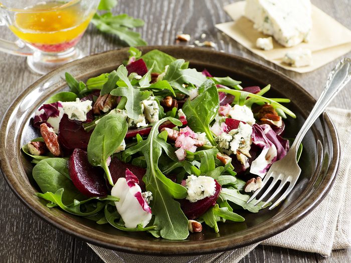 Best vegetables for weight loss - Salad with beet, blue cheese, nuts and vinaigrette