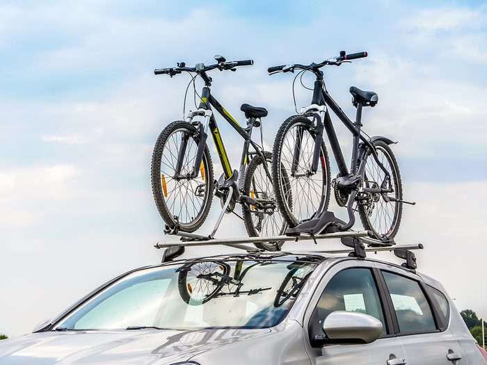 Bike theft prevention tips - Passanger car with two bicycle mounted to the roof