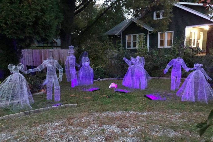 Chicken Wire Ghosts Halloween Outdoor Decor Via The Q Files Podcast Facebook Com
