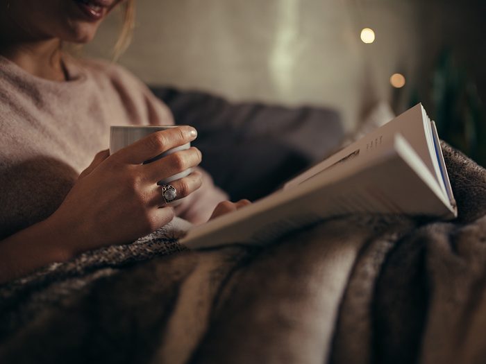 Benefits of reading before bed - woman reading in bed
