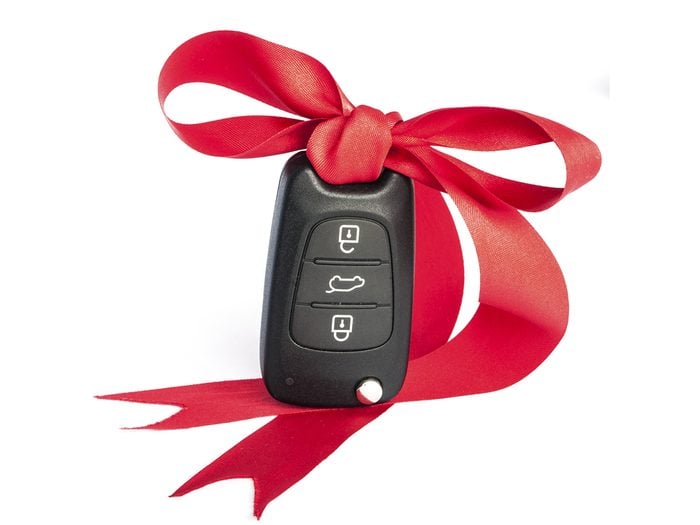 Best time to buy a car - key fob with ribbon bow