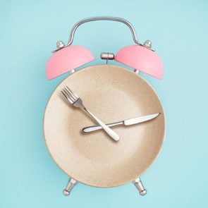 Is skipping breakfast bad - Clock with a plate face and a fork and knife for hands