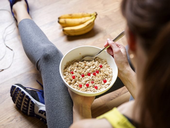 Benefits of oatmeal - young woman in workout gear