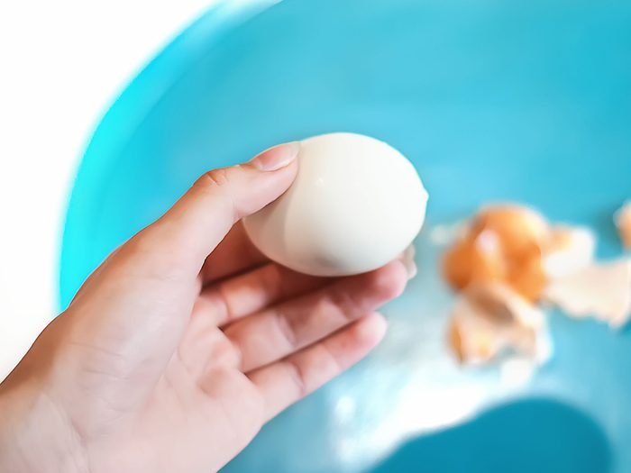 Peeling hard boiled eggs hack