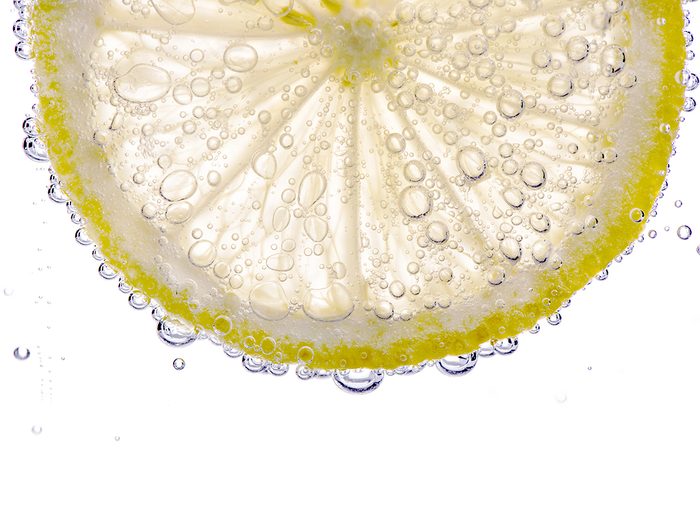 Carbonated water with lemon slice