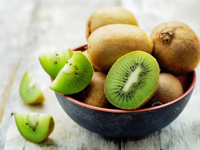 what to eat before bed - a bowl of kiwis