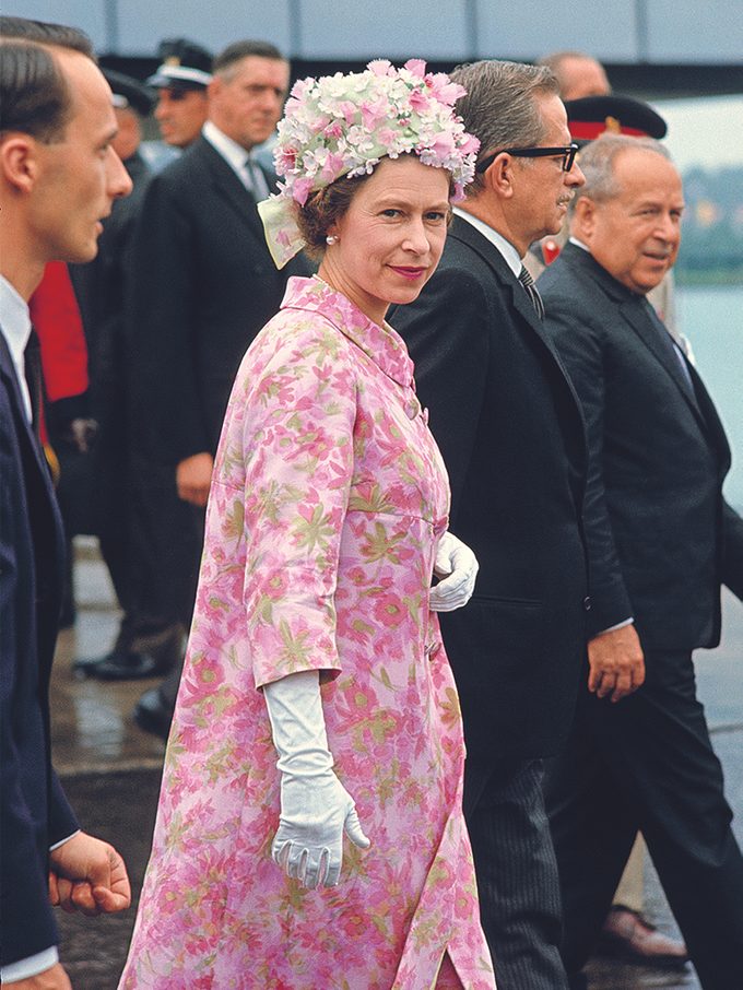 Queen Elizabeth Photos Ce220616j