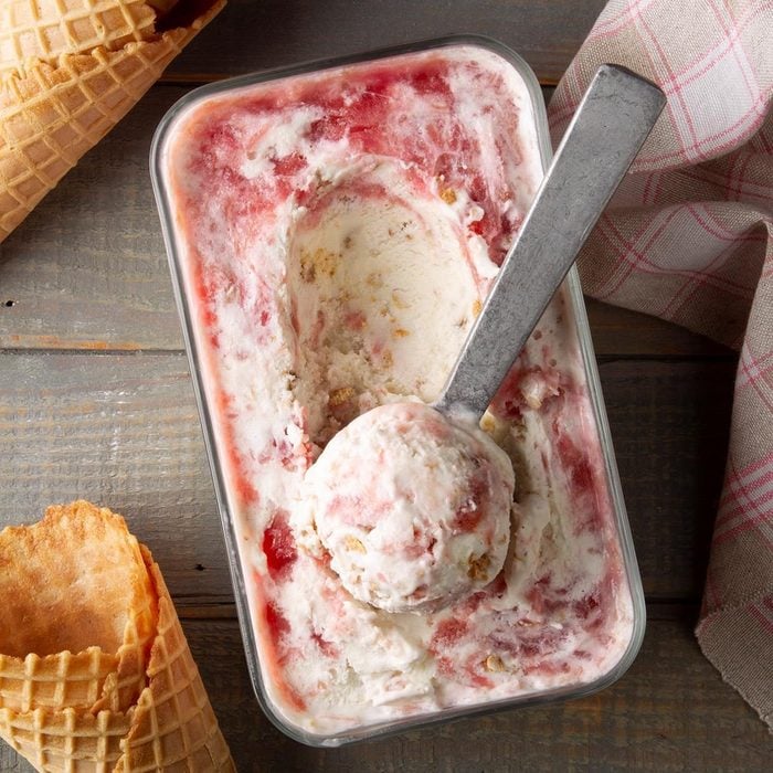Rhubarb Crumble Ice Cream Exps Ft20 207116 F 0206 1