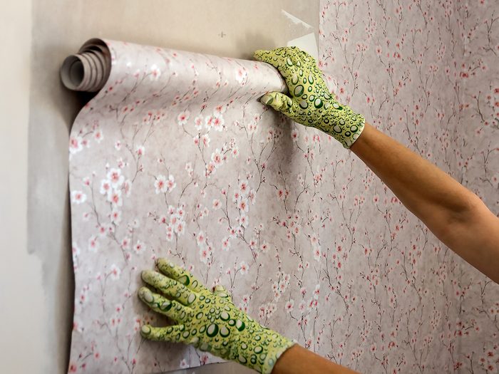Baking soda uses - cleaning wallpapered wall