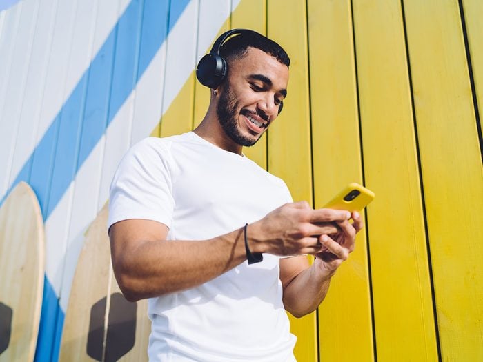 Best finance podcasts - man listening to podcast on headphones