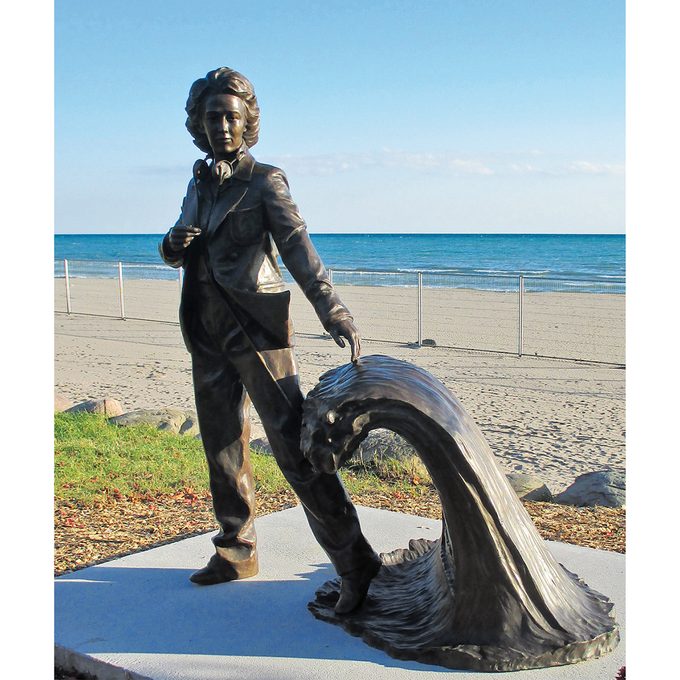 Making Waves Statue At Coburg Beach