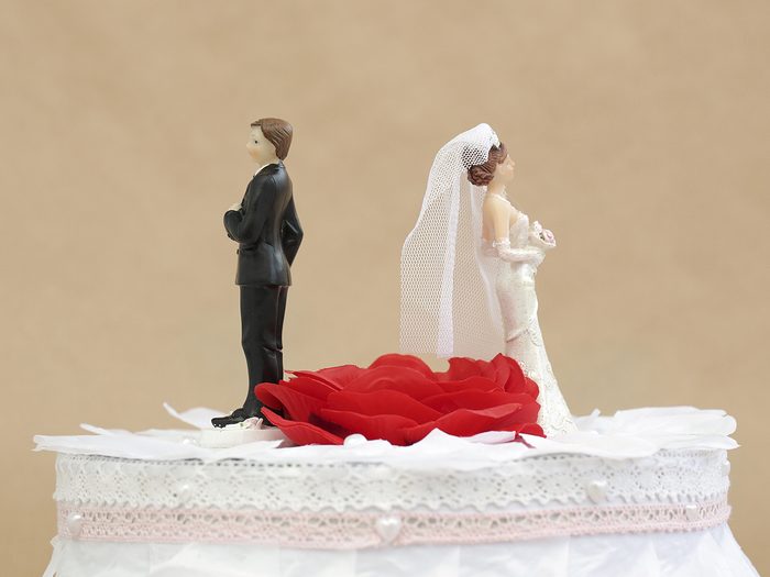Decline of marriage in Canada - bride and groom wedding cake decoration