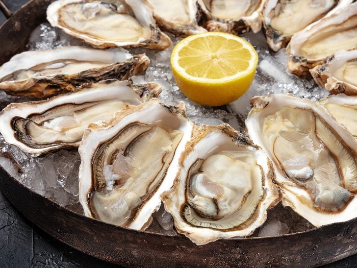 Oysters on tray