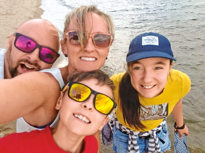 Élissa and her family on the beach