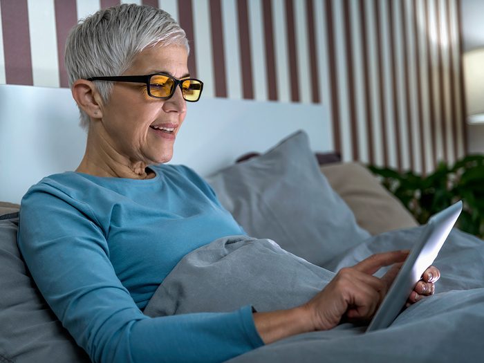 Do blue light glasses work - woman reading in bed