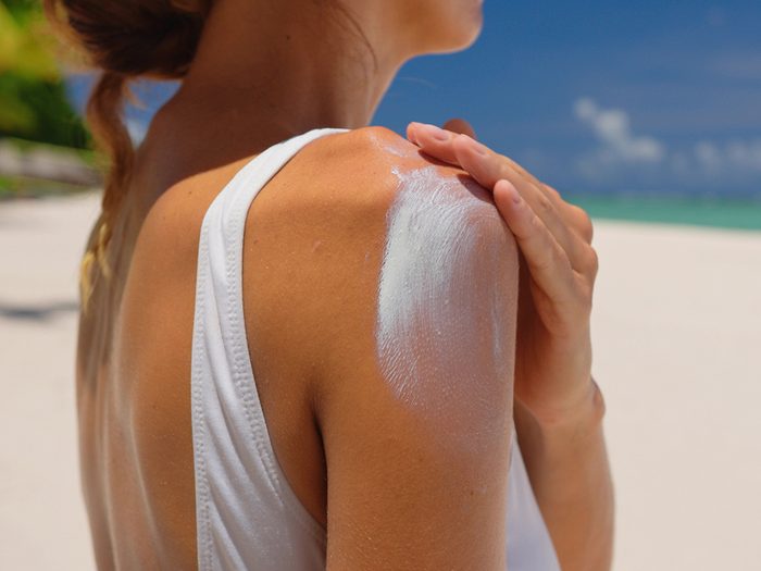 oxybenzone free sunscreen - woman applying sunscreen