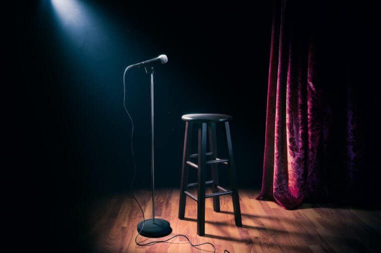 https://www.readersdigest.ca/wp-content/uploads/sites/14/2018/10/10-Secrets-to-Telling-a-Great-Joke-from-Stand-Up-Comedians-760x506.jpg